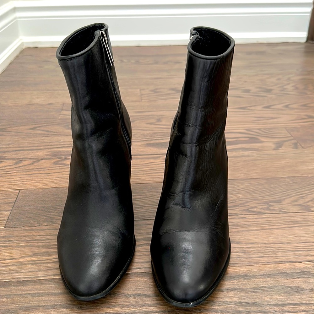 Black leather boots by Le Chateau